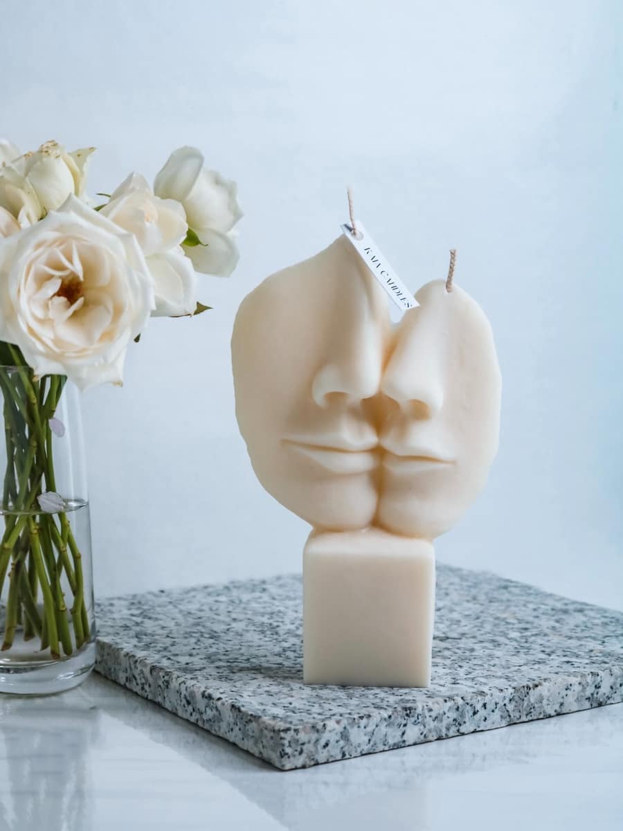 Kiss Sculpture